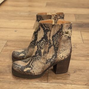 Zodiac Size 9 Brown Snakeskin Ankle Booties